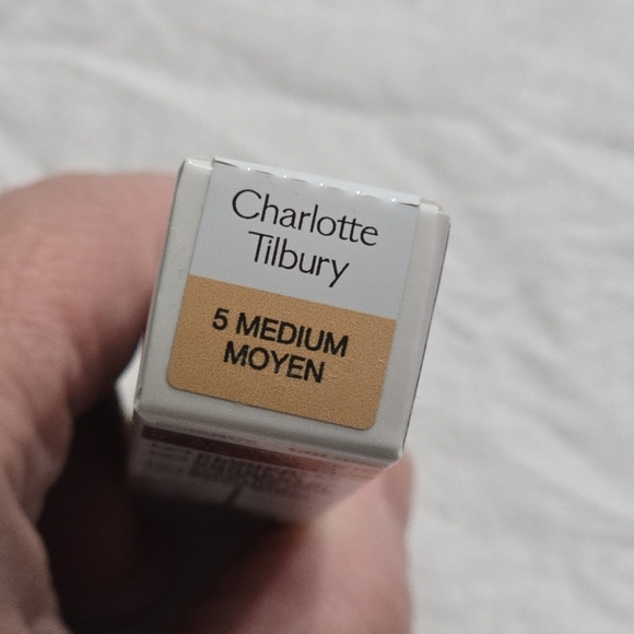 NWT Charlotte Tilbury Beautiful Skin Radiant Concealor Medium 5 Under Eye Makeup - Picture 2 of 4